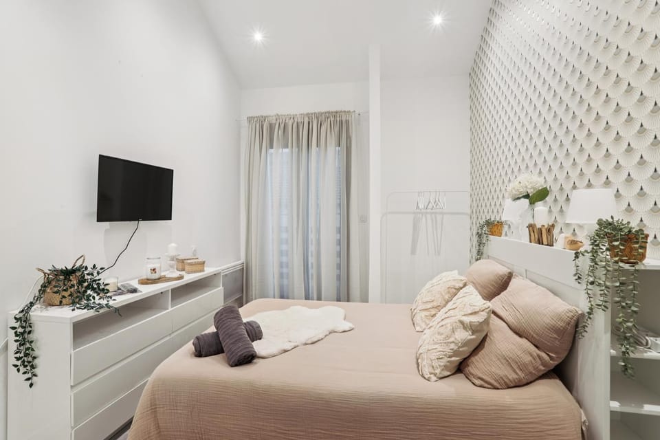 Bed, TV and multimedia, Living room, Photo of the whole room, Seating area, Bedroom