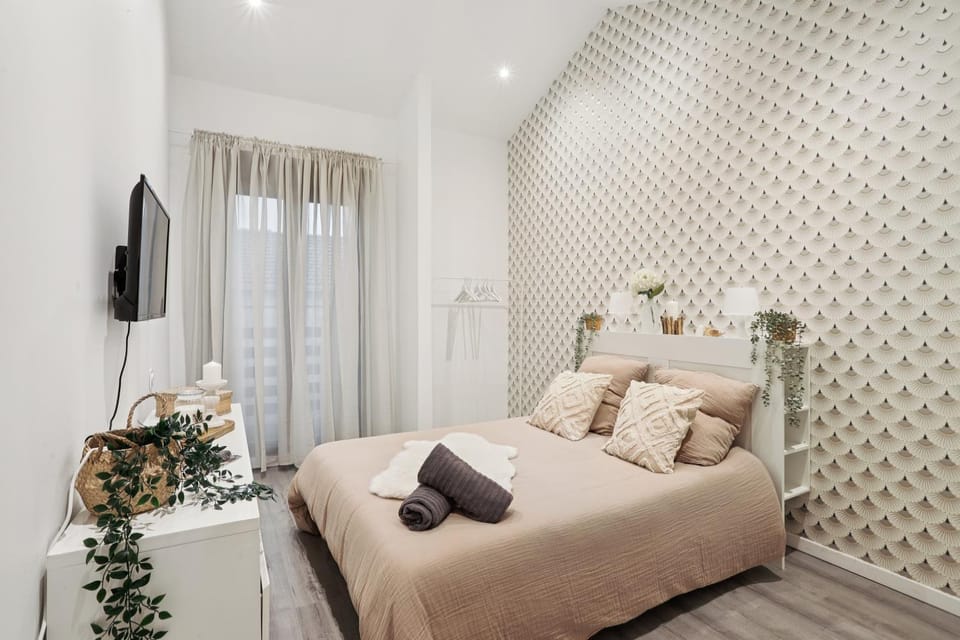 Bed, TV and multimedia, Photo of the whole room, Bedroom