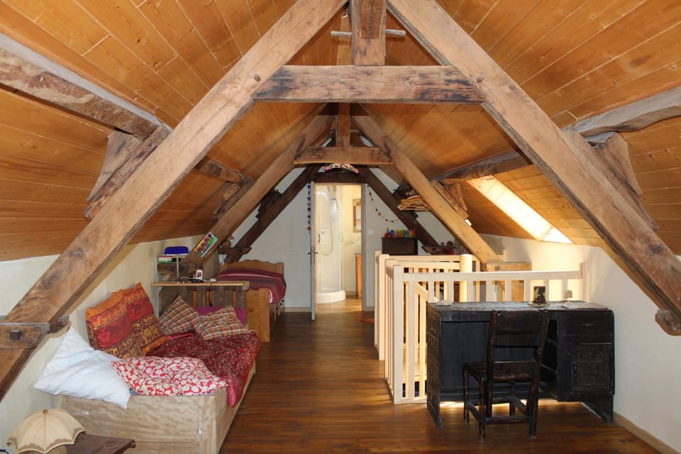 Photo of the whole room, Seating area