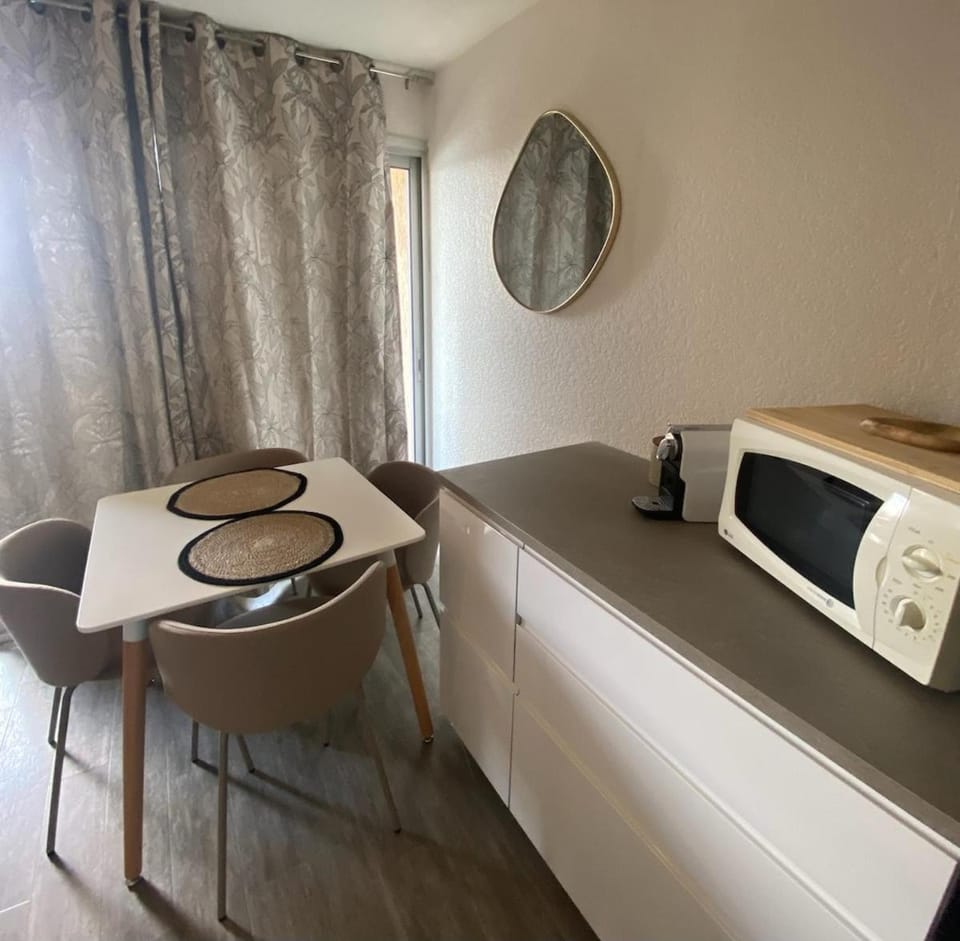 Kitchen or kitchenette, Dining area, toaster