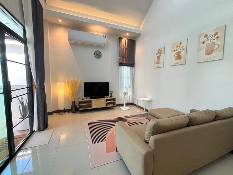 Communal lounge/ TV room, TV and multimedia, Living room, Seating area