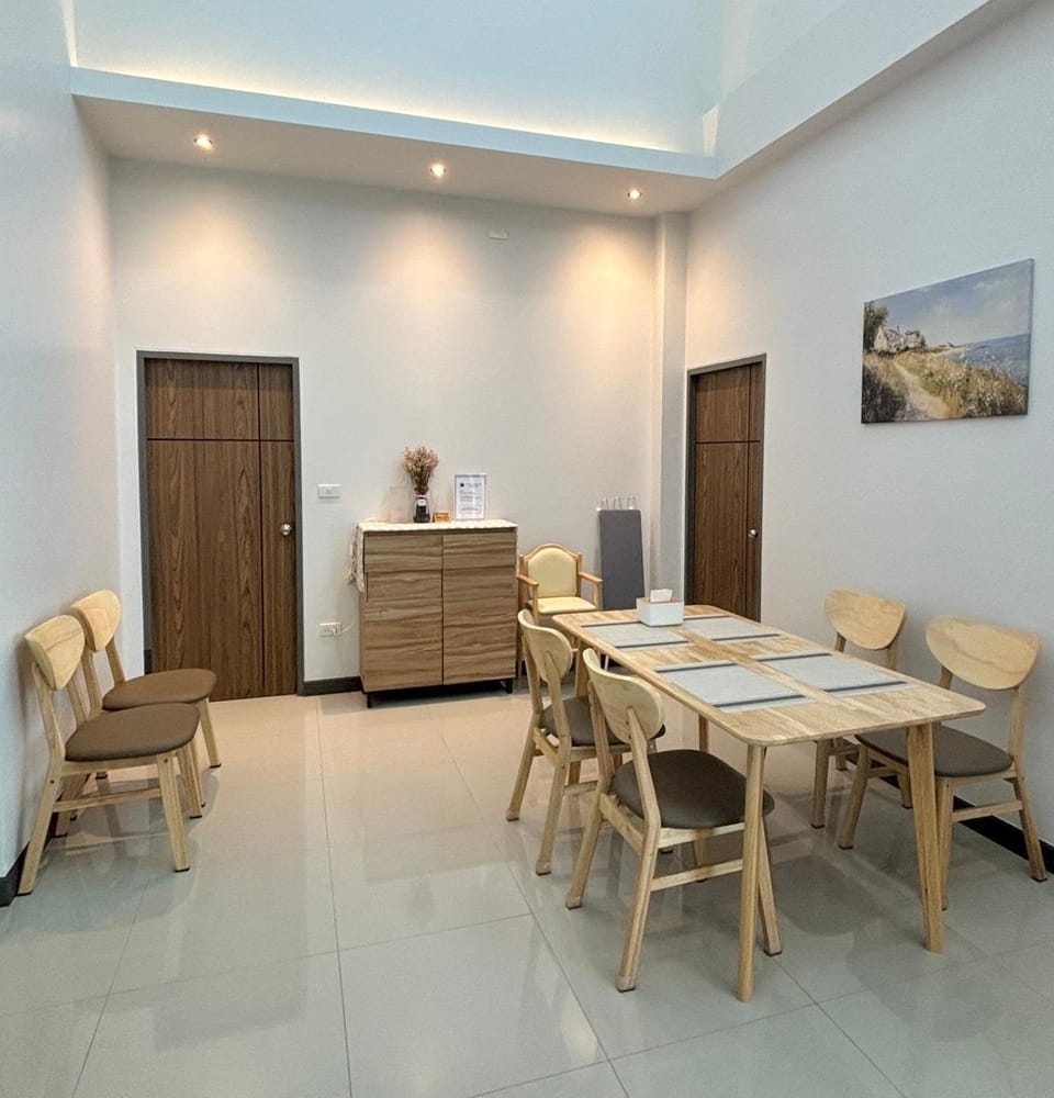 Living room, Seating area, Dining area