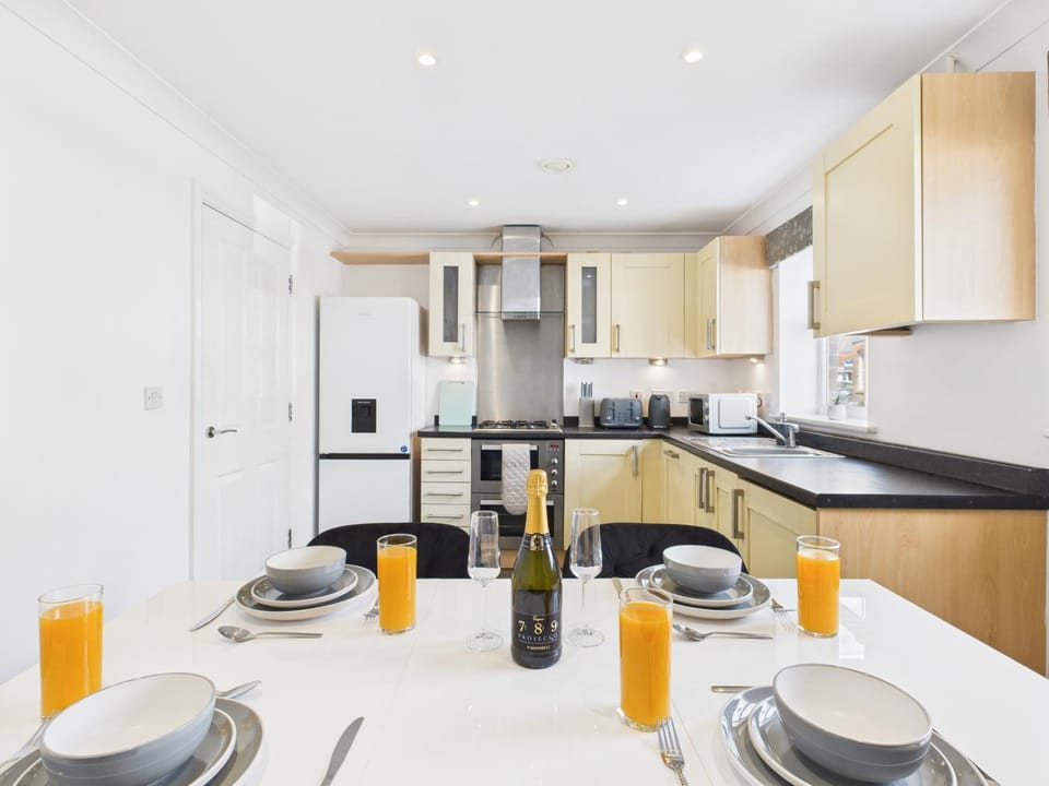 Kitchen or kitchenette, Dining area, stove