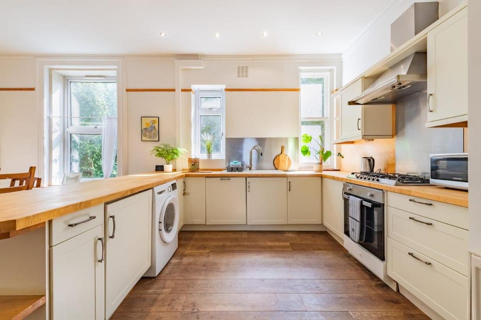 Kitchen or kitchenette, dishwasher, minibar, oven, pet friendly, stove, toaster