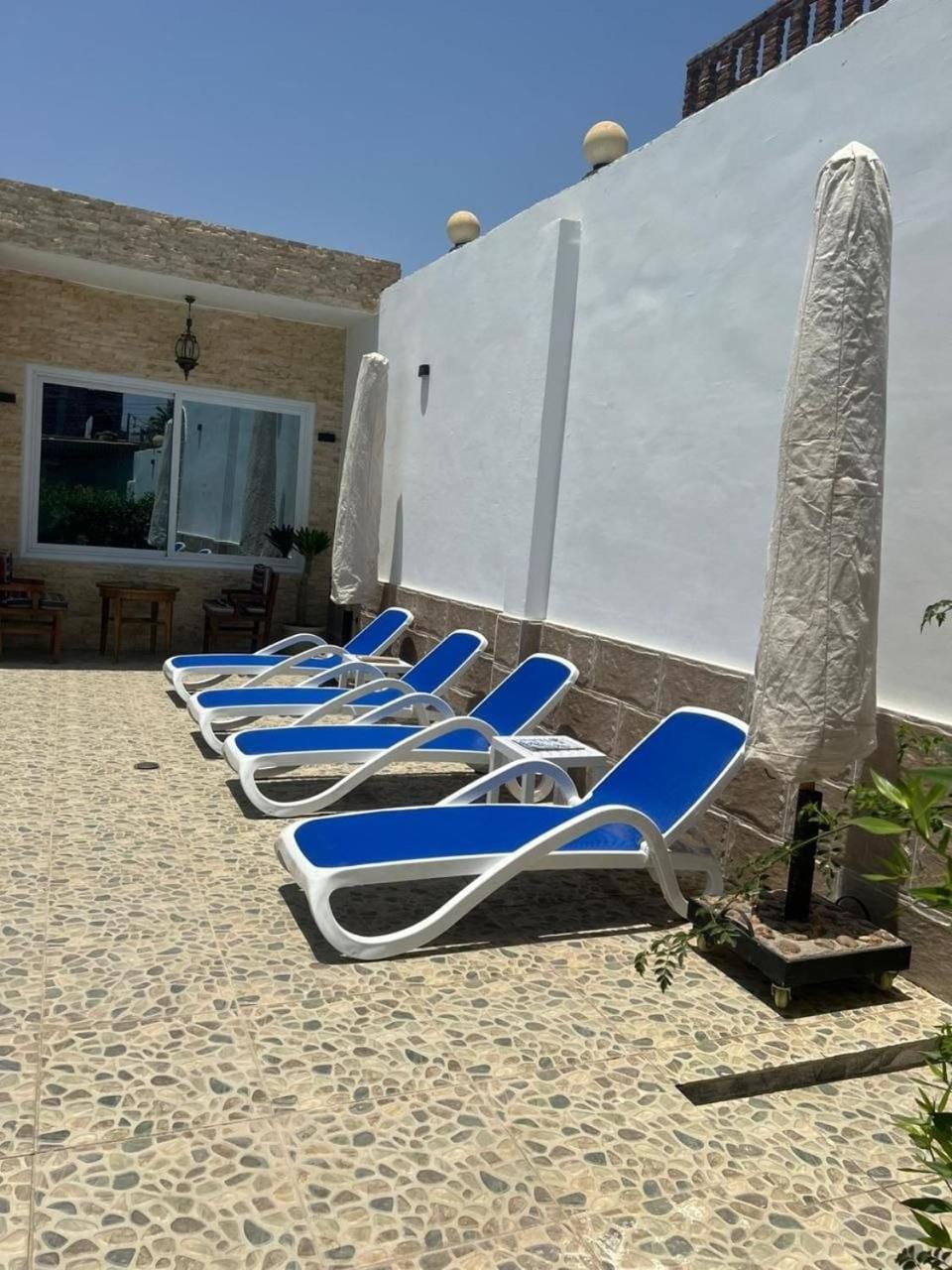 Property building, Day, Swimming pool, sunbed