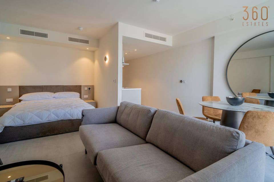 Bed, Living room, Photo of the whole room, Seating area, Bedroom, air conditioner
