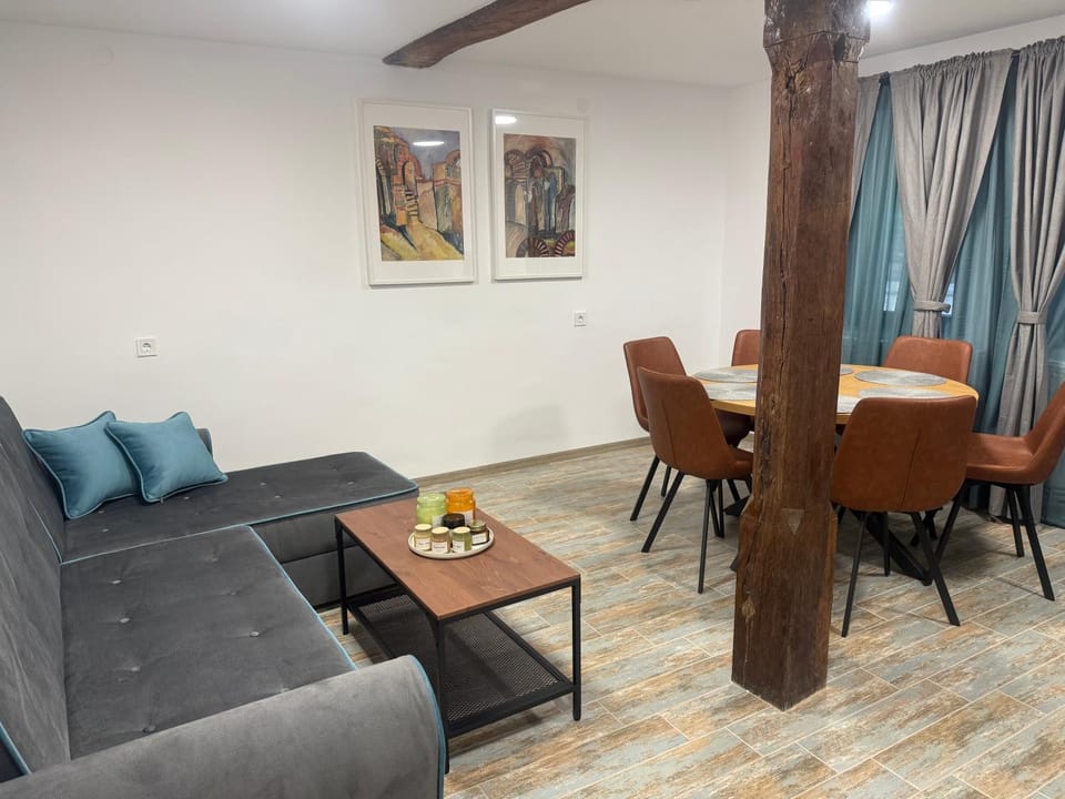 Kitchen or kitchenette, Seating area