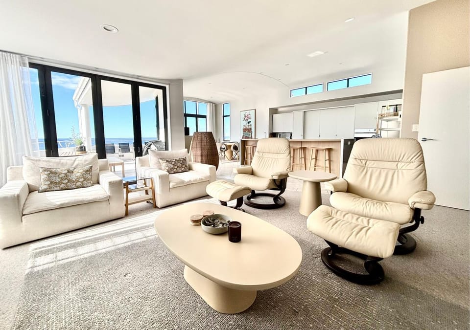 Communal lounge/ TV room, TV and multimedia, Living room, Beach, Sea view, furniture, heating
