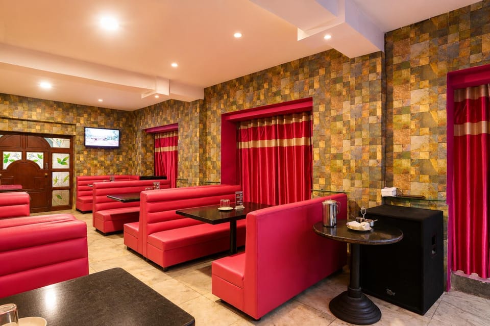 Restaurant/places to eat, Lounge or bar