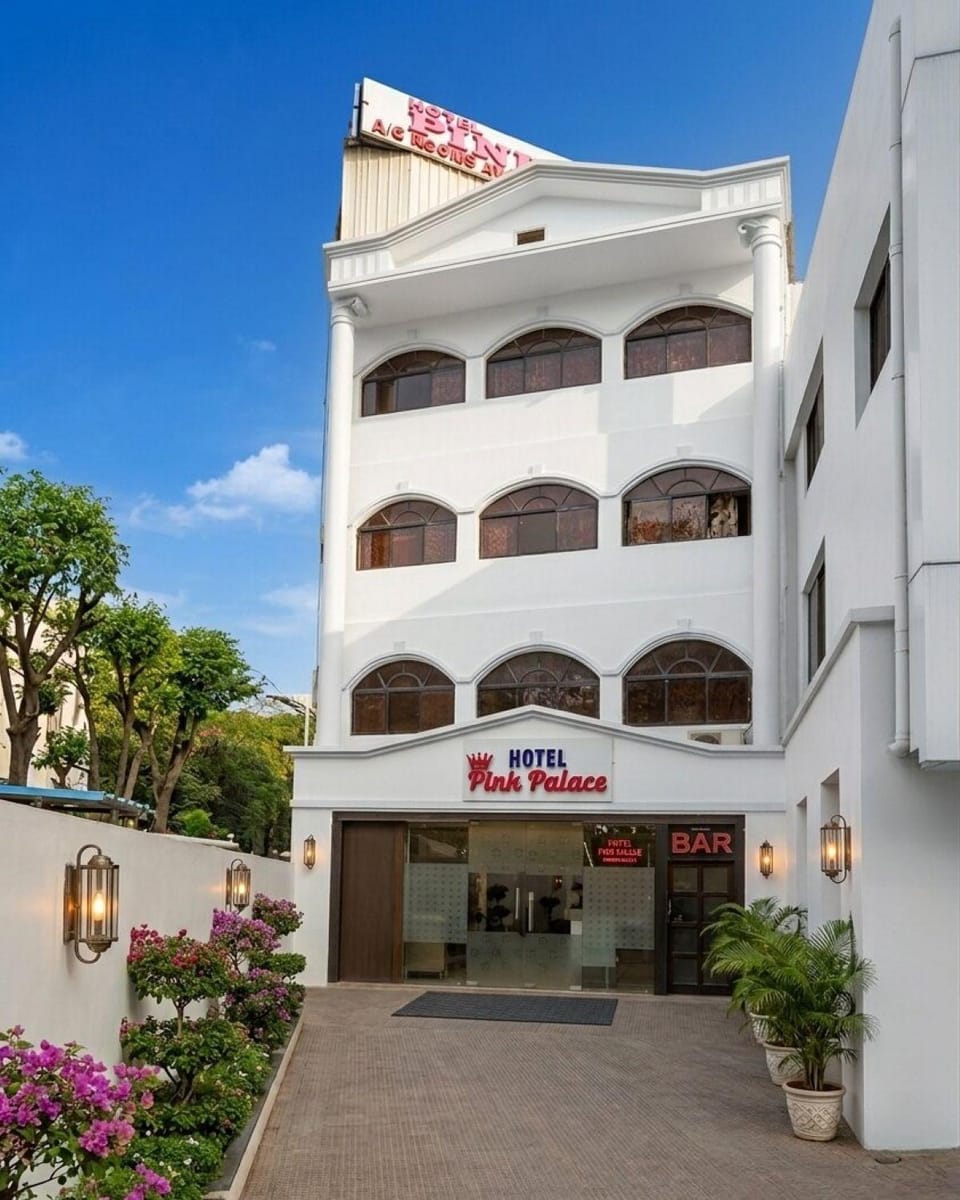 Property building, Facade/entrance, Parking