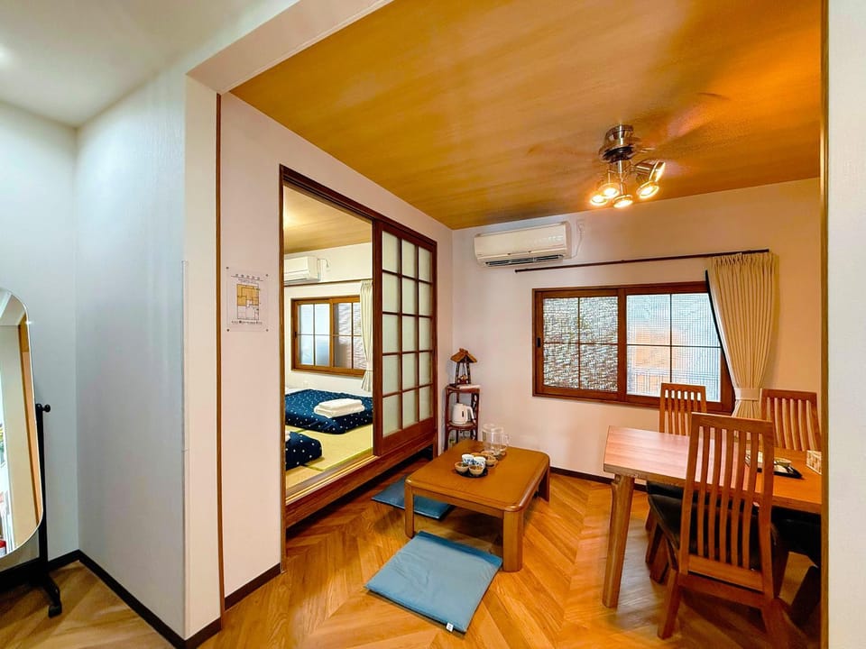 Bed, Living room, Photo of the whole room, Seating area, Dining area, air conditioner