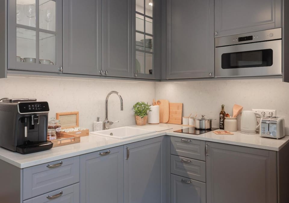 Coffee/tea facilities, Kitchen or kitchenette, dishwasher, stove, toaster