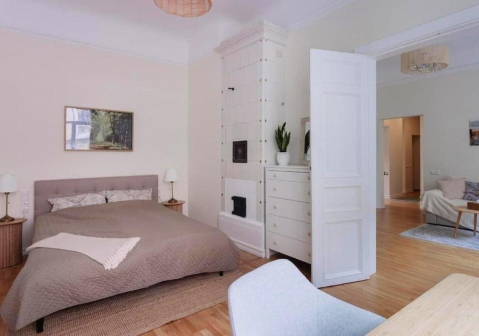 Bed, Seating area, Bedroom