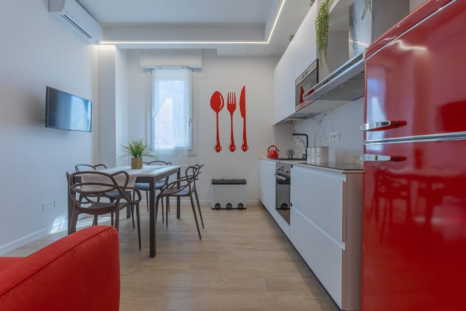 Kitchen or kitchenette, Dining area