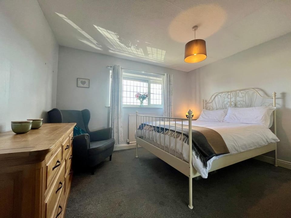 Bed, Photo of the whole room, Bedroom