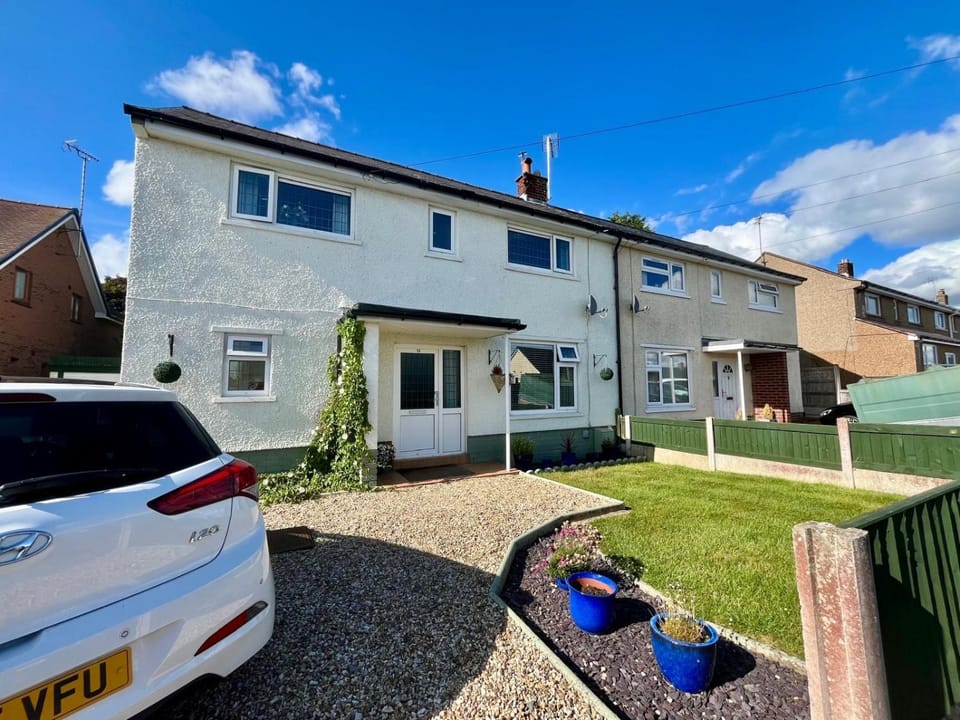 Property building, Facade/entrance, Garden, Street view, Parking