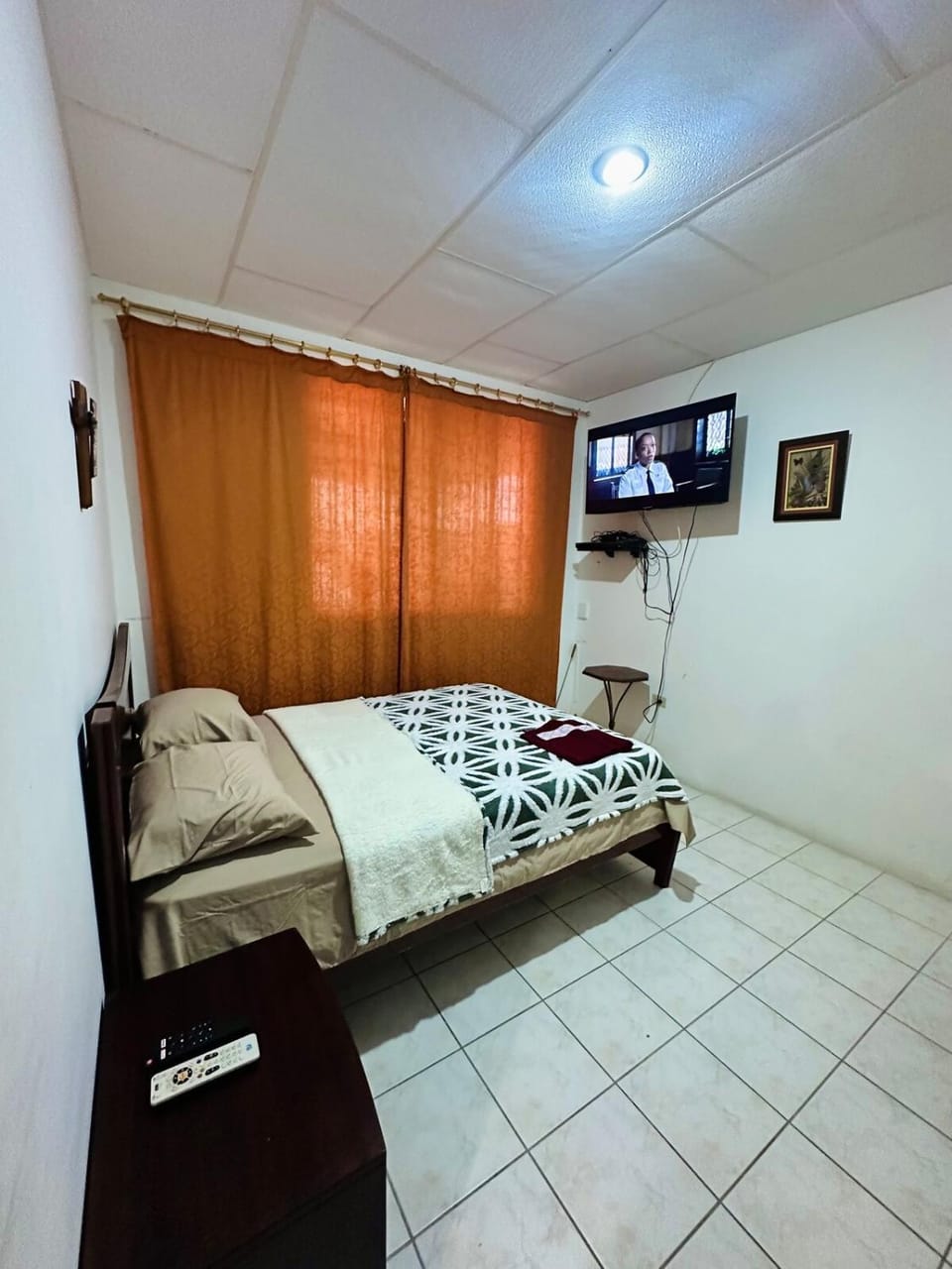 Bed, TV and multimedia, Photo of the whole room, Bedroom