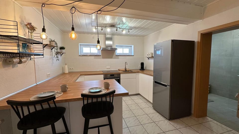 Coffee/tea facilities, Kitchen or kitchenette, Dining area, dishwasher, stove