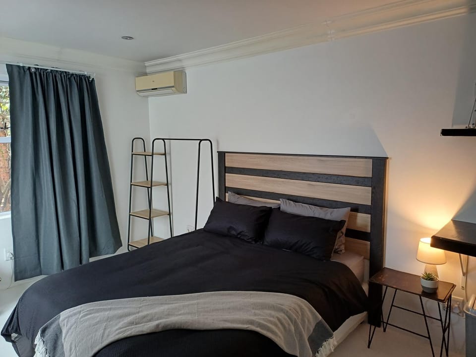 Bed, air conditioner
