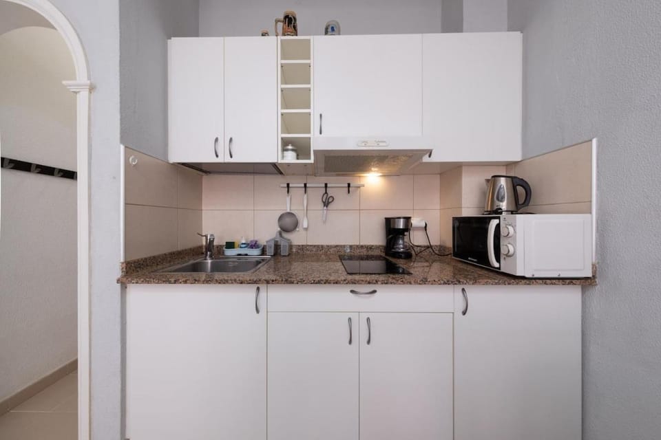 Coffee/tea facilities, Kitchen or kitchenette, stove