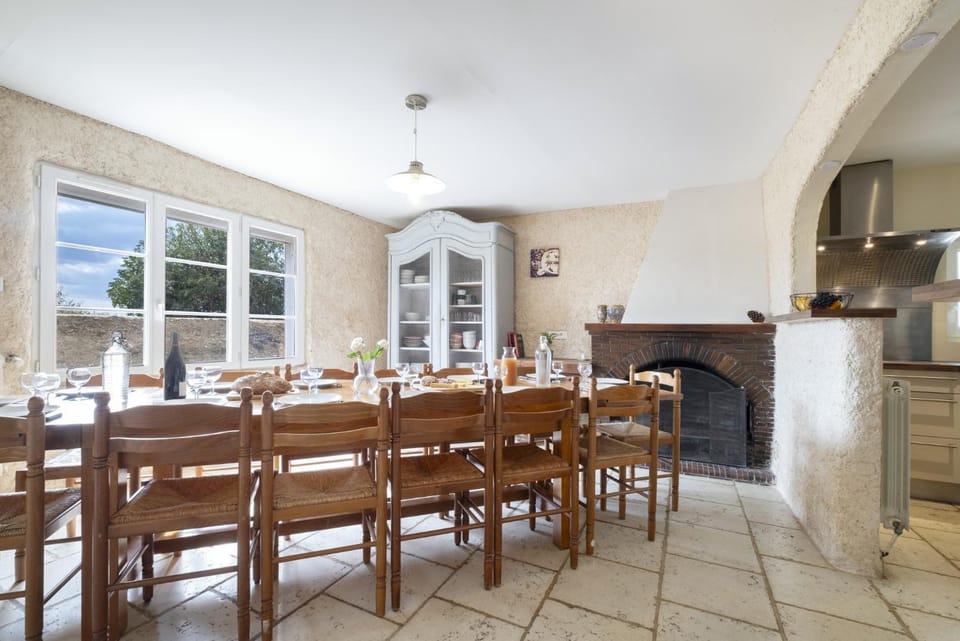 Dining area, fireplace, pet friendly, stove, kitchen