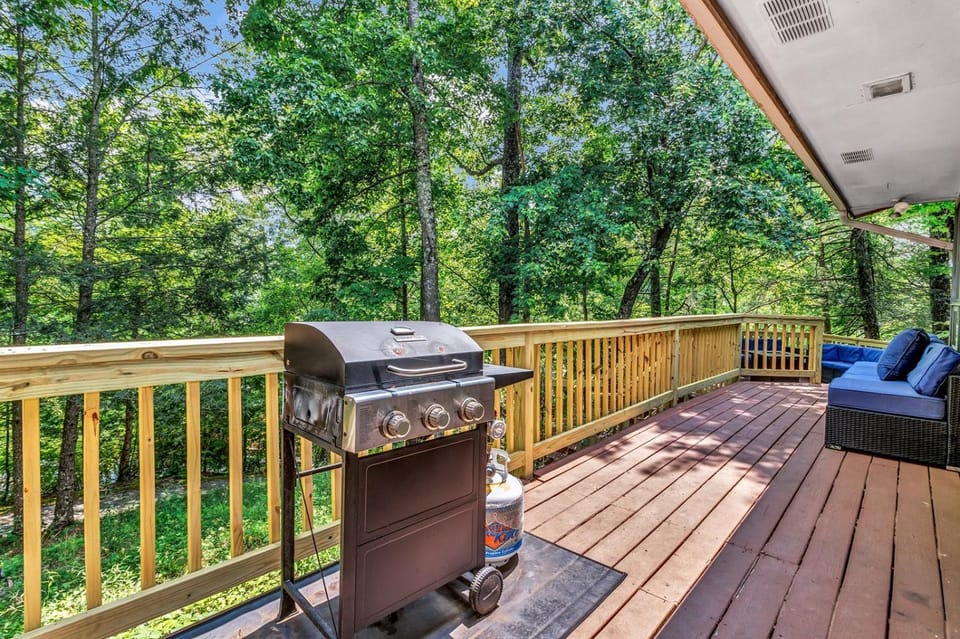 Cozy Serenity - Outdoor Hot Tub, Firepit, Games, + Close to Downtown Gatlinburg House in Gatlinburg