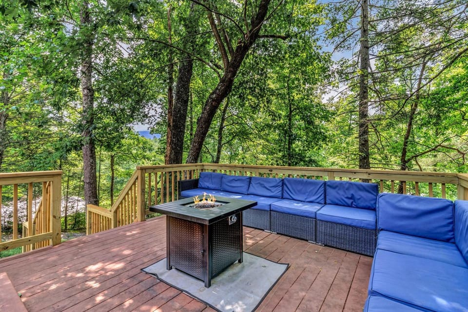 Cozy Serenity - Outdoor Hot Tub, Firepit, Games, + Close to Downtown Gatlinburg House in Gatlinburg