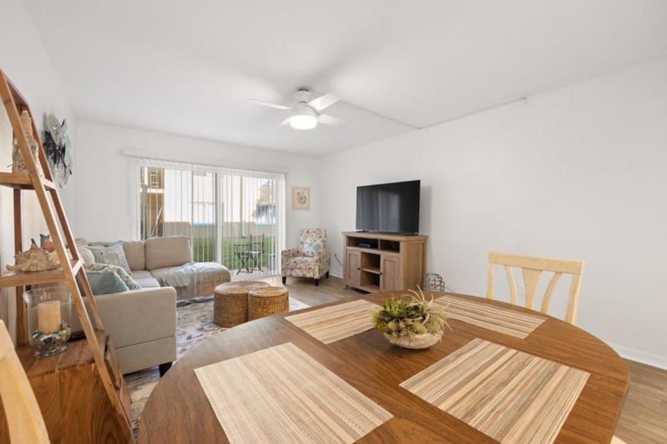 Pelican Inlet C119, Near Beach- Pool & Tennis condo Apartment in Crescent Beach