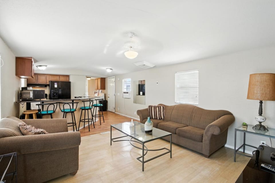 Desert Haven Cozy 2-Bedroom Mobile Home Near NMSU House in Las Cruces