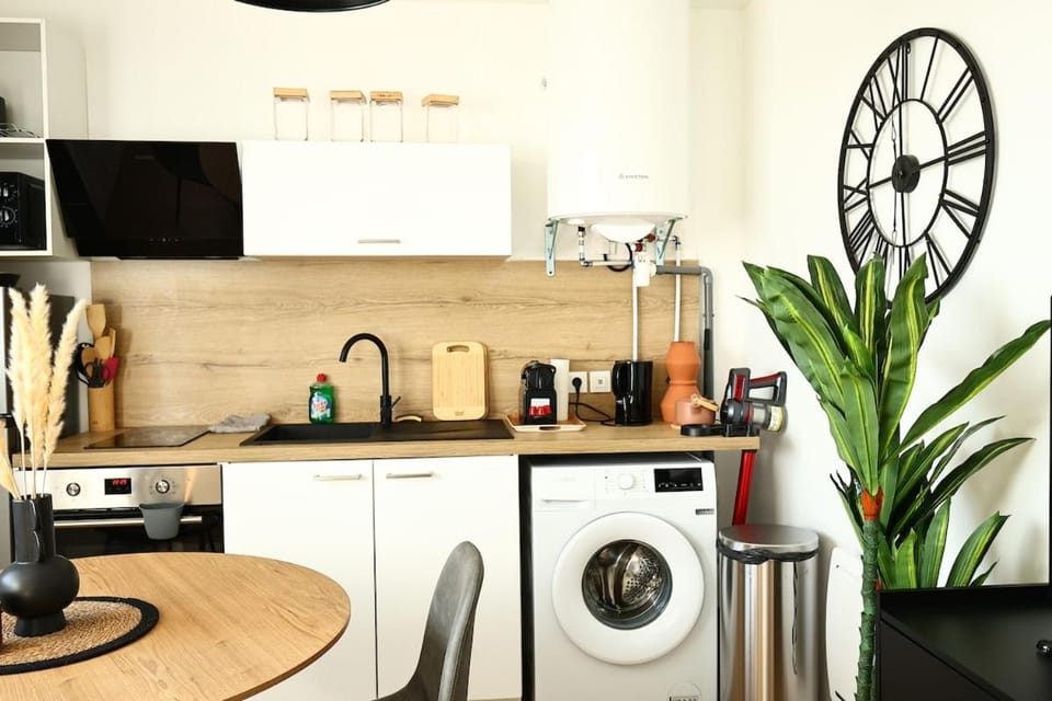 Coffee/tea facilities, Kitchen or kitchenette, Seating area, Dining area, furniture, heating, internet, oven, storage, stove, toaster, washing machine