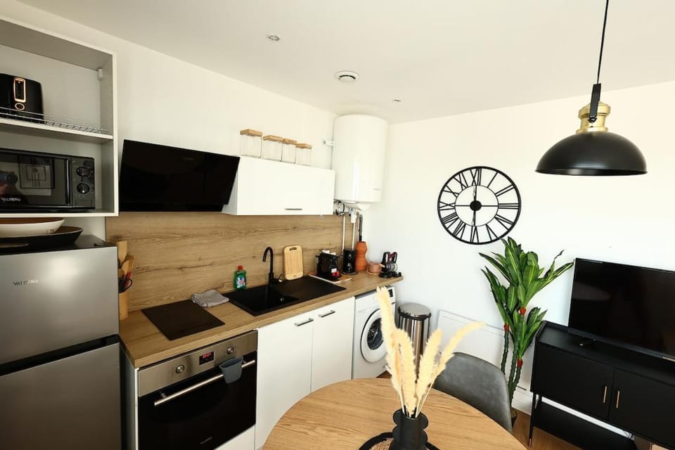 TV and multimedia, Kitchen or kitchenette, Seating area, Dining area, furniture, heating, internet, microwave, oven, storage, stove, toaster