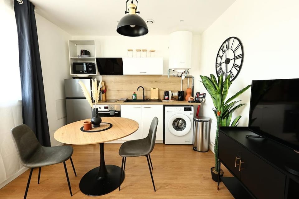 TV and multimedia, Coffee/tea facilities, Kitchen or kitchenette, Living room, Seating area, Dining area, furniture, heating, internet, oven, storage, stove, toaster, washing machine