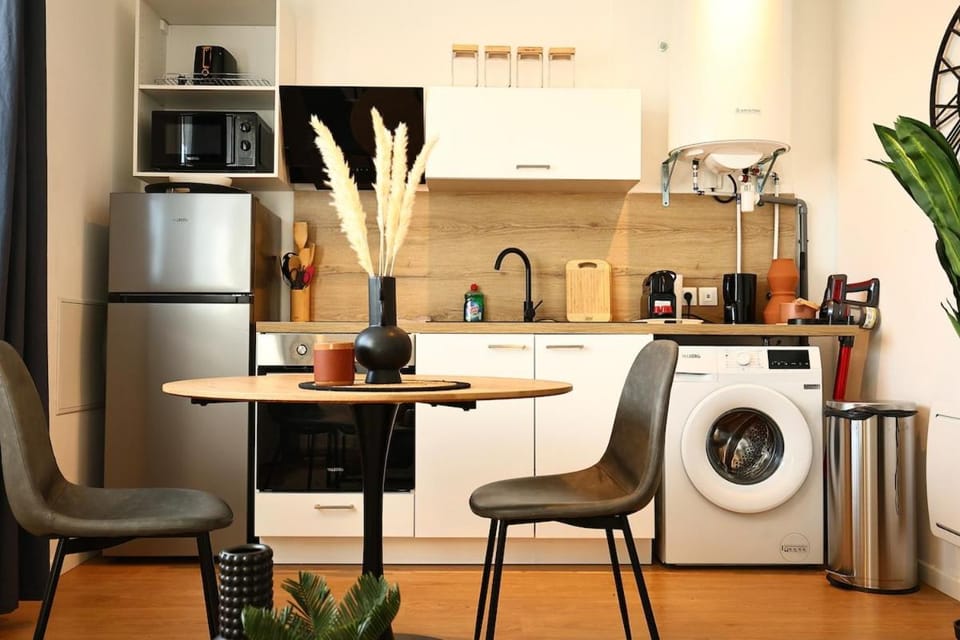 TV and multimedia, Coffee/tea facilities, Kitchen or kitchenette, Living room, Seating area, Dining area, furniture, heating, oven, storage, stove, toaster, washing machine