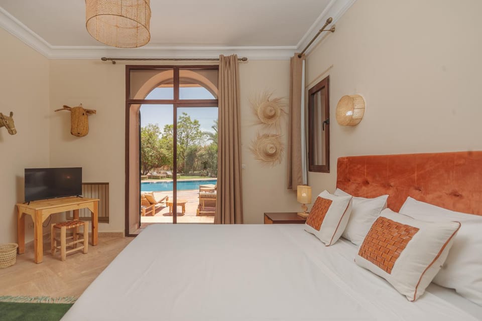 Bed, Photo of the whole room, Bedroom, Swimming pool