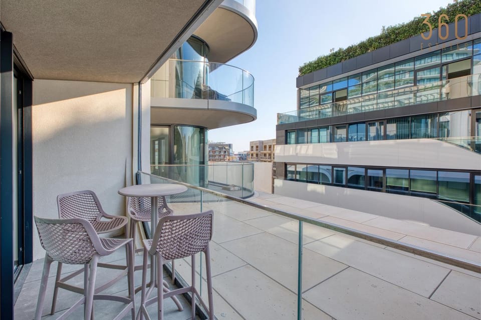 Property building, Patio, Balcony/Terrace