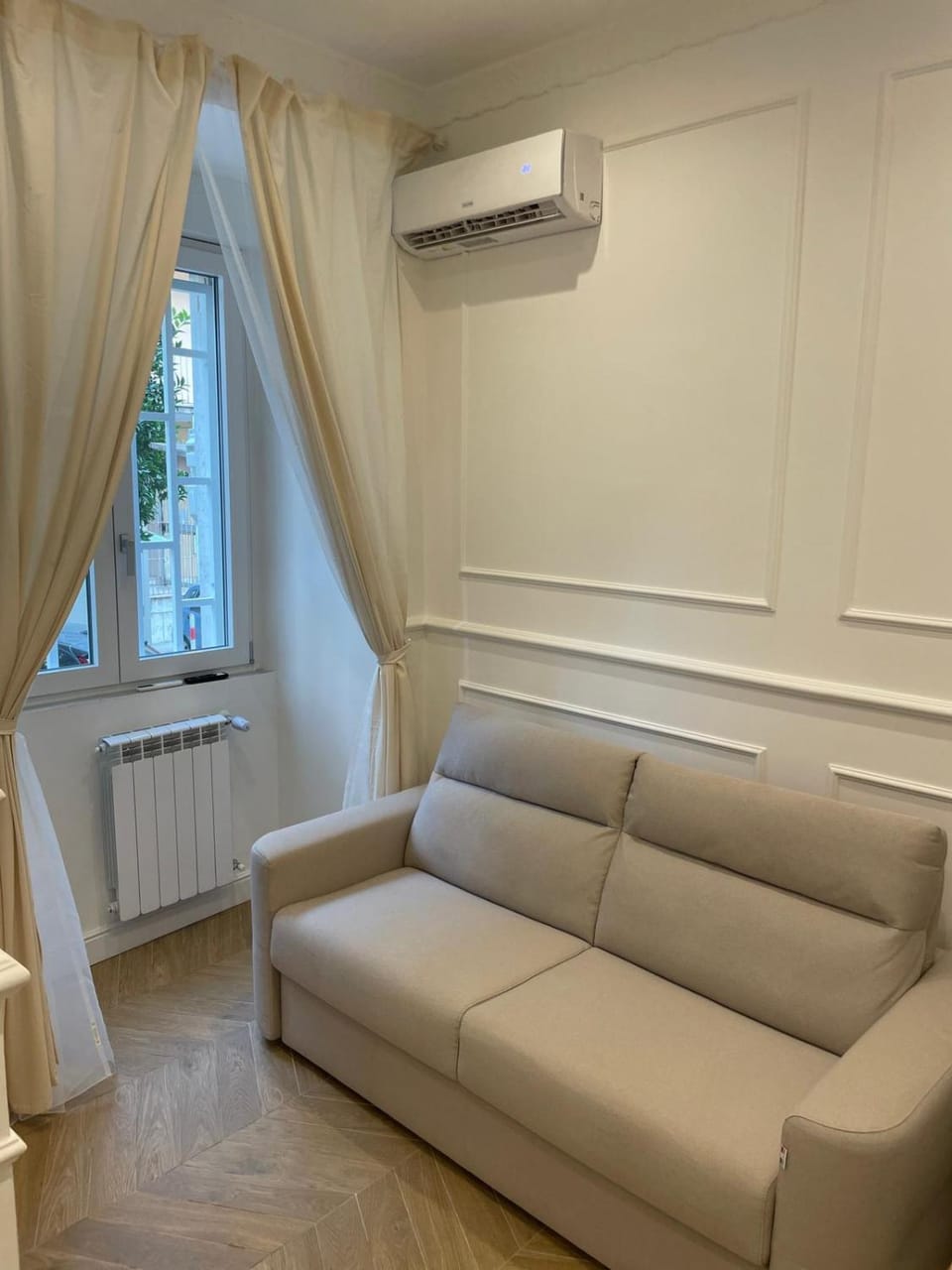 Living room, Seating area, air conditioner