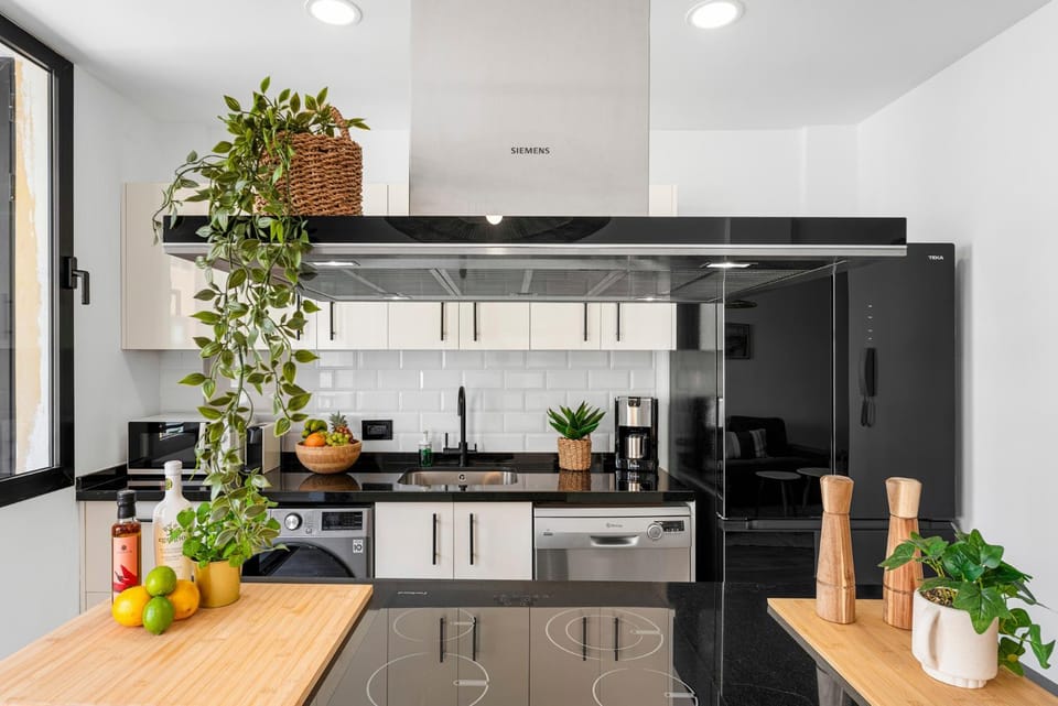 Coffee/tea facilities, Kitchen or kitchenette, oven, stove