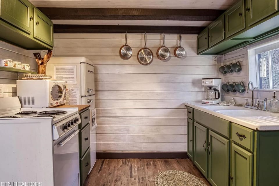 Little Cove Cabin - Romantic Cabin with Outdoor Firepit Cabin in Sevier County