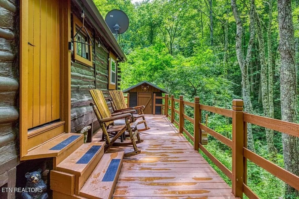 Little Cove Cabin - Romantic Cabin with Outdoor Firepit Cabin in Sevier County