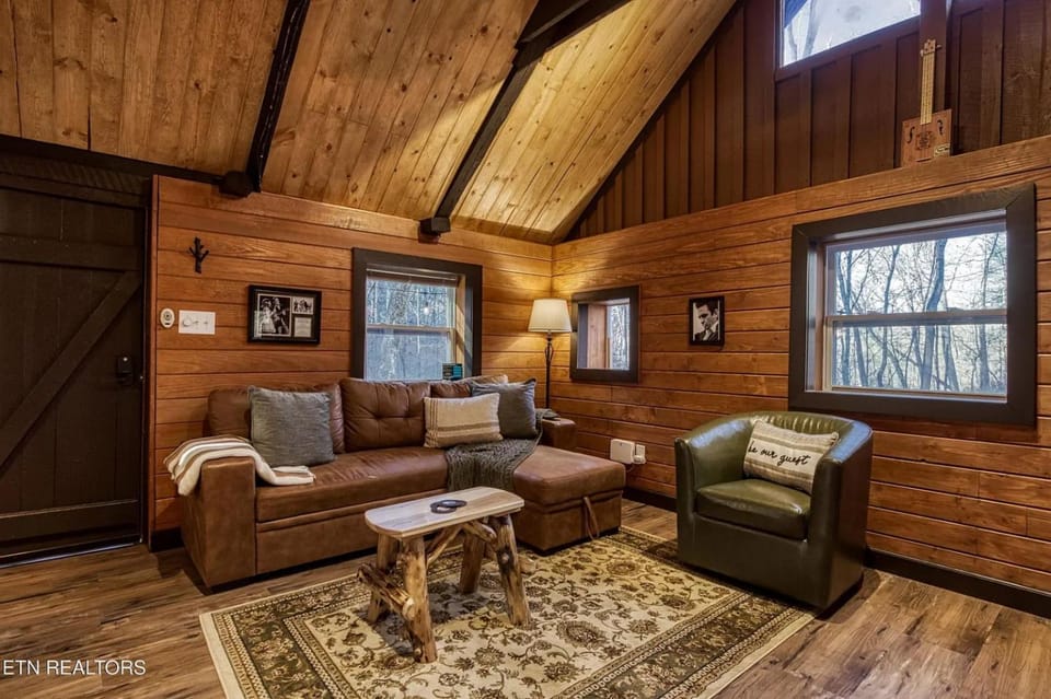 Little Cove Cabin - Romantic Cabin with Outdoor Firepit Cabin in Sevier County