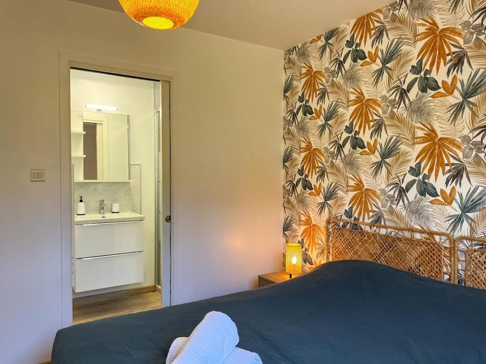 Bedroom, towels