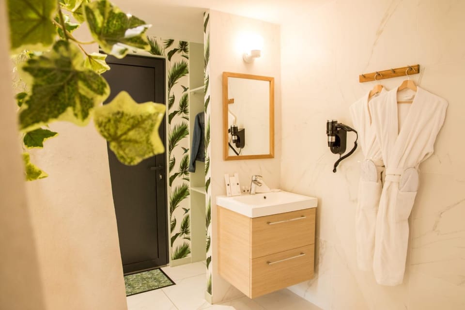 Suite atypique, jacuzzi & Piscine 1 Bed and Breakfast in Auvergne-Rhône-Alpes