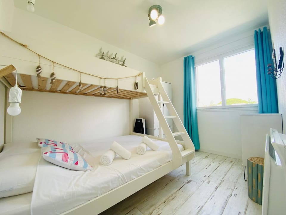 Photo of the whole room, Bedroom, bunk bed, towels
