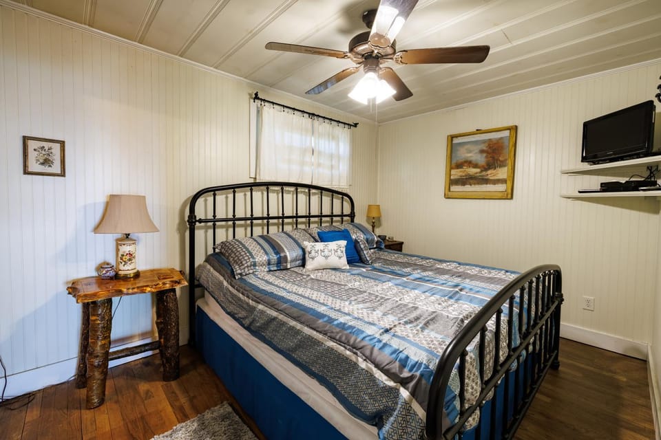 Bed, TV and multimedia, Bedroom