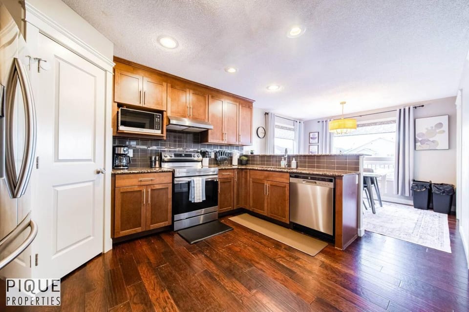 Chic 6BDRM Getaway - KingBed - Patio - BBQ - Garage - Wifi Apartment in Edmonton