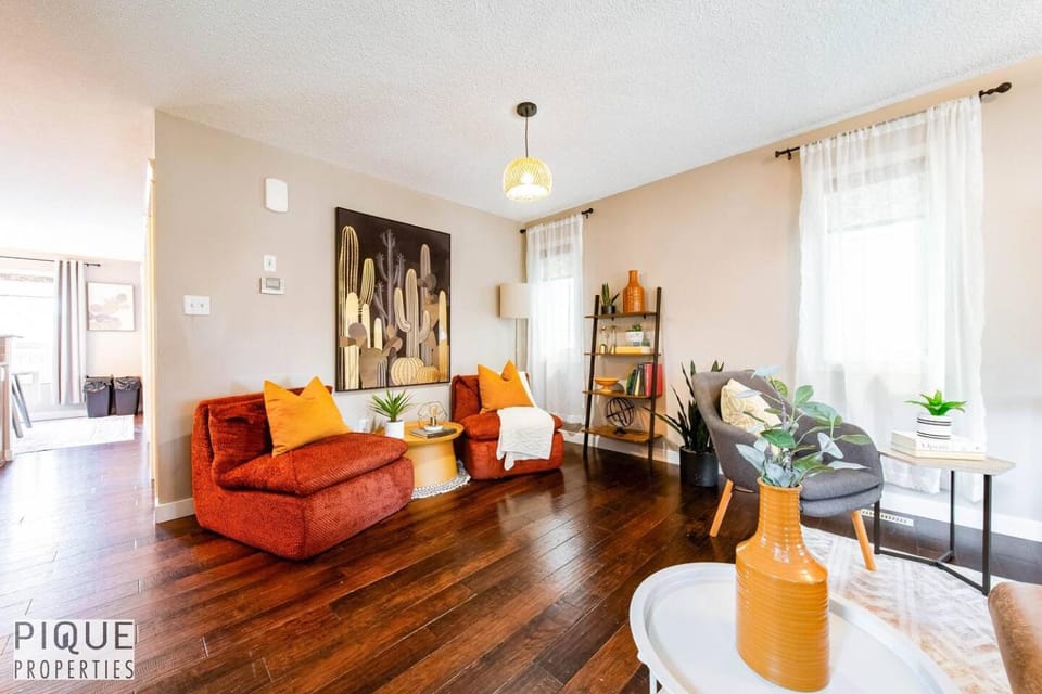 Chic 6BDRM Getaway - KingBed - Patio - BBQ - Garage - Wifi Apartment in Edmonton