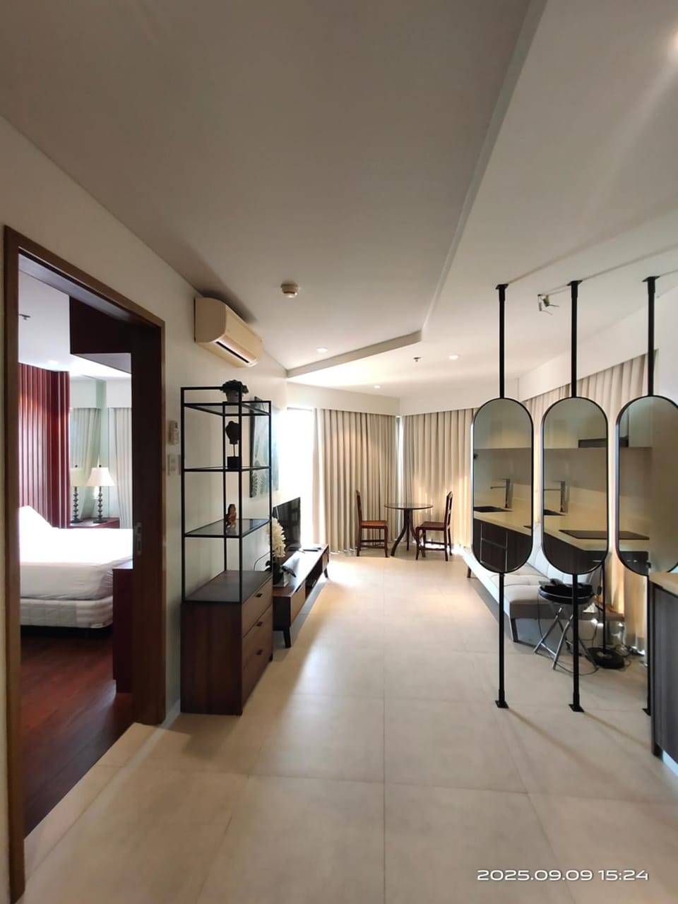 Bed, Living room, Photo of the whole room, Seating area