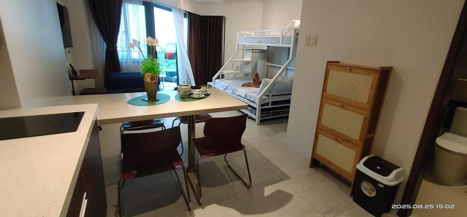 Bed, Kitchen or kitchenette, Photo of the whole room, Dining area, stove