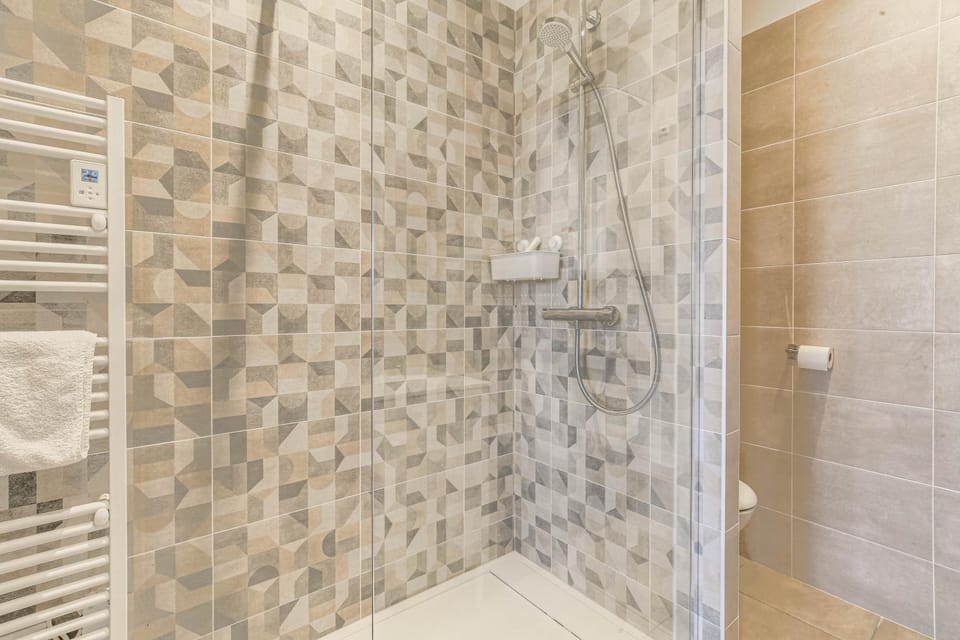 Shower, Bathroom, towels