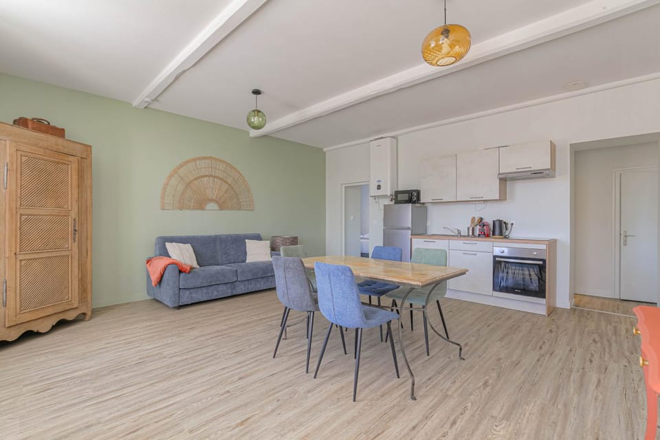 Seating area, Dining area, kitchen
